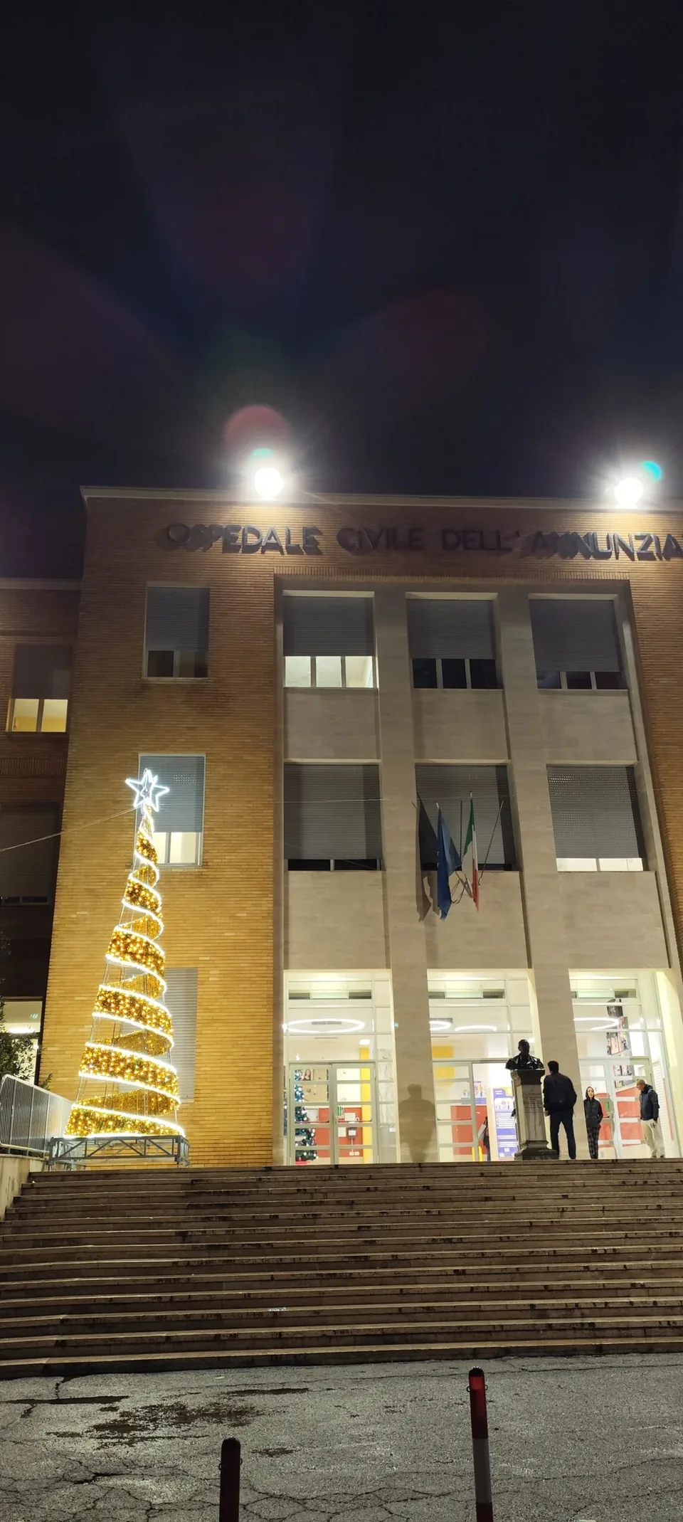 Albero luminoso presso l'Ospedale Annunziata